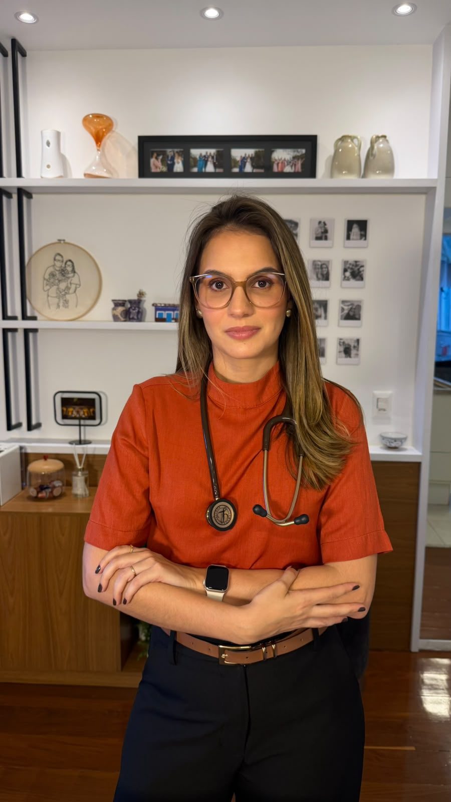 Dra. Gabriela Diogo, alergista infantil no Rio de Janeiro, de braços cruzados e estetoscópio no pescoço