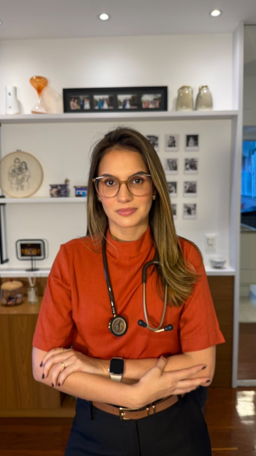 Dra. Gabriela Diogo, alergista para adultos no Rio de Janeiro, com estetoscópio